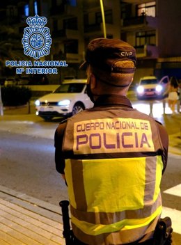 Archivo - Sucesos.- Detienen a un joven que intentó robarle el móvil a una persona en Santa Cruz de Tenerife