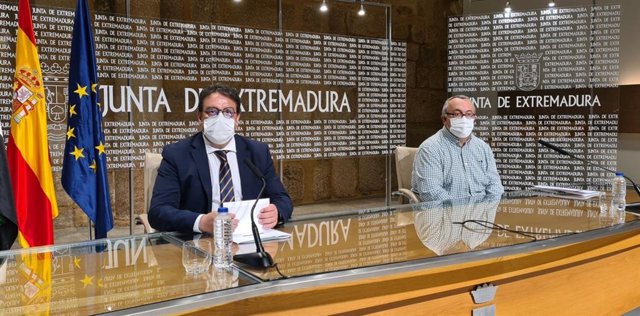 El vicepresidente segundo y consejero de Sanidad y Servicios Sociales, José María Vergeles, presenta el Plan de Choque de Dependencia, acompañado por el gerente del SEPAD, José Vicente Granado