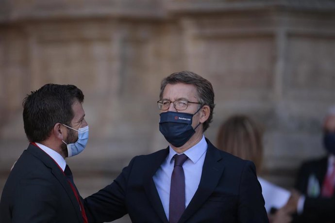 El presidente de la Xunta de Galicia, Alberto Núñez Feijóo (d), a su llegada al Convento de San Esteban para celebrar la XXIV Conferencia de Presidentes