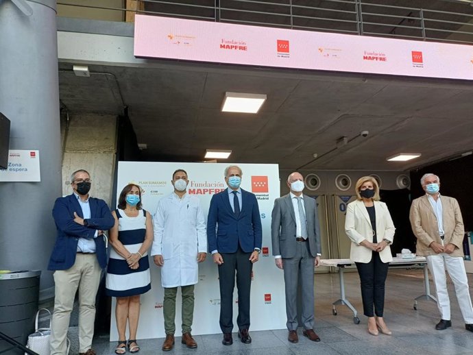 El consejero de Sanidad de la Comunidad, Enrique Ruiz Escudero, visita el centro de test de antígenos en el Wizing Center