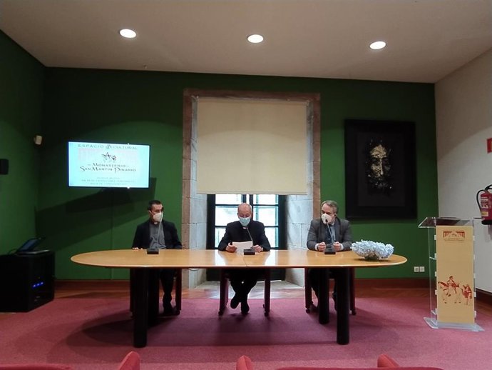 El administrador del Seminario Mayor, José Luís Ramos Souto; el rector del Seminario Mayor de Santiago, Carlos Álvarez Varela; y el gerente del espacio cultural del monasterio, José Otero Paradela, este viernes durante la reapertura del espacio cultural