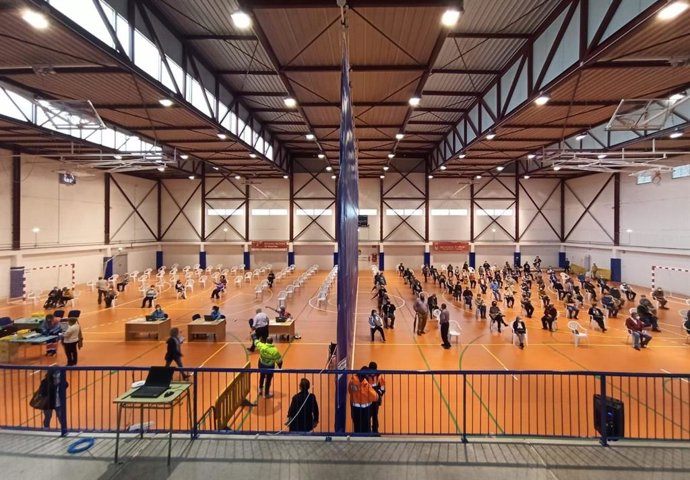Personas recibiendo la vacuna en el Pabellón municipal de deportes de Lebrija (Sevilla)