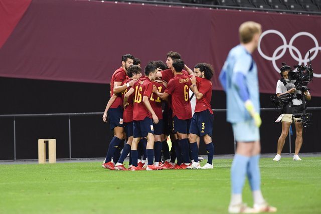 Mikel OYARZABAL (ESP) celebrates his goal with teammates during the Olympic Games Tokyo 2020, Football Men's First Round Group C on July 25, 2021 at Sapporo Dome in Sapporo, Japan - Photo Photo Kishimoto / DPPI