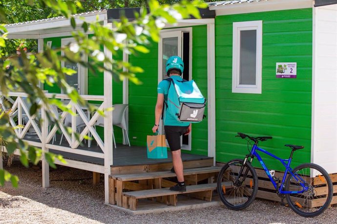 Archivo - Deliveroo amplía su servicio de entrega a los campings en España