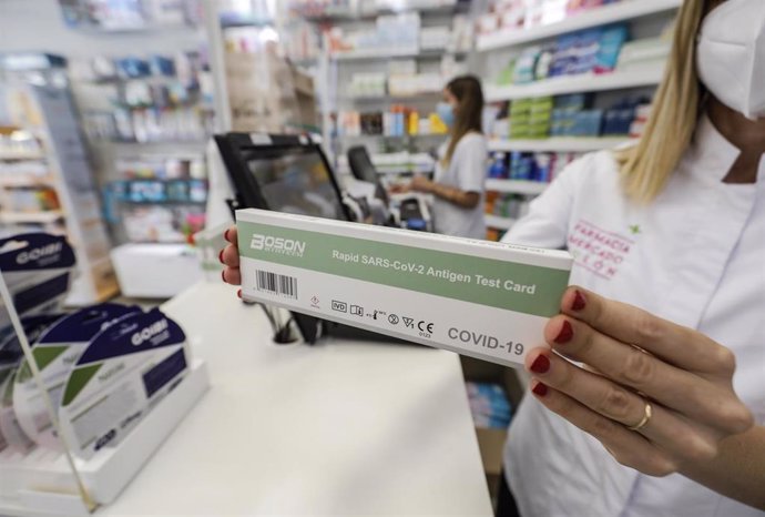 Una caja con test de antígenos contra la COVID-19 en una farmacia, a 22 de julio de 2021, en Valencia, Comunidad Valenciana, (España). Desde este miércoles está permitida la venta de test de autodiagnóstico contra la COVID-19 en farmacias sin necesidad 