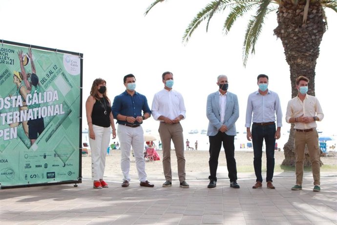 La directora de Relaciones Externas de Madison Sports Marketing, Teresa Cetulio; el alcalde de San Javier, José Miguel Luengo; el consejero de Presidencia, Turismo y Deportes, Marcos Ortuño; el representante de la Real Federación Española de Voleibol, M