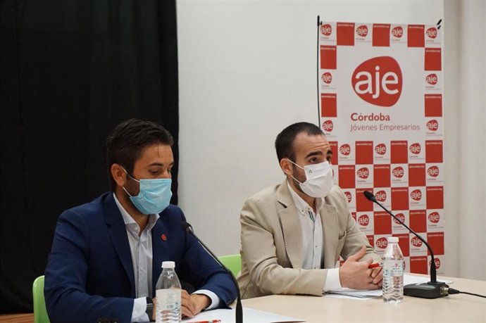 El delegado de Empleo, Formación, Trabajo Autónomo, Transformación Económica, Industria, Conocimiento y Universidades de la Junta de Andalucía en Córdoba, Ángel Herrador (dcha.), y el presidente de AJE Córdoba, Félix Almagro.