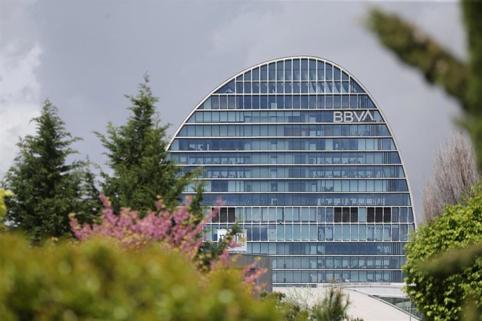 Archivo - Edificio de la sede de BBVA en Madrid, conocido como La Vela, a 22 de abril de 2021, en Madrid (España).