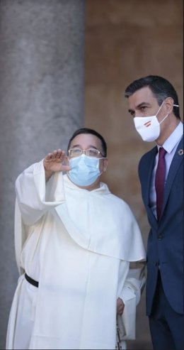 El Prior de San Esteban (I) con el presidente del Gobierno, Pedro Sánchez.
