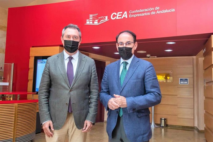El secretario general del PSOE-A, Juan Espadas, se reúne con el presidente de la CEA, Javier González de Lara.