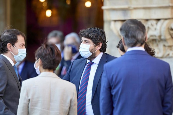 (I-D) El presidente de la Junta de Castilla y León, Alfonso Fernández Mañueco; la ministra de Política Territorial y portavoz del Gobierno, Isabel Rodríguez García, y el presidente de la Región de Murcia, Fernando López Miras, a su llegada