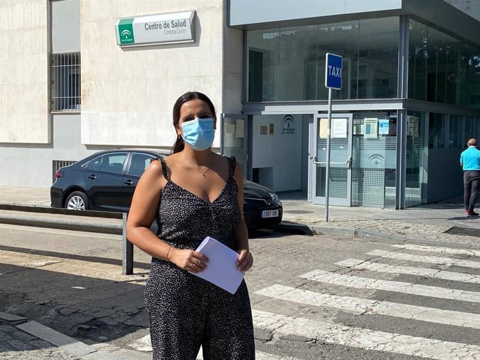 Beatriz Jurado ante el Centro de Salud de la Avenida de América, en Córdoba.