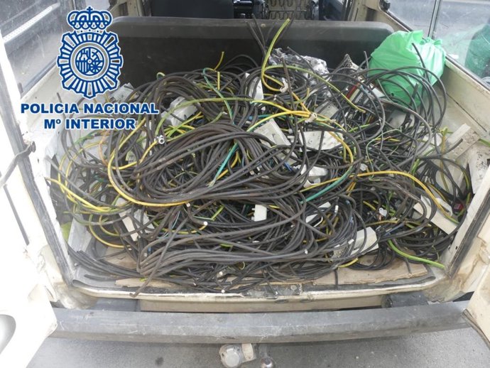 Interior de la furgoneta con el cable sustraído