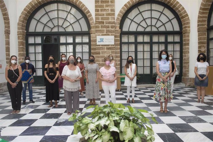 Lectura del manifiesto 'Se trata de personas' contra la trata en la Diputación de Cádiz.