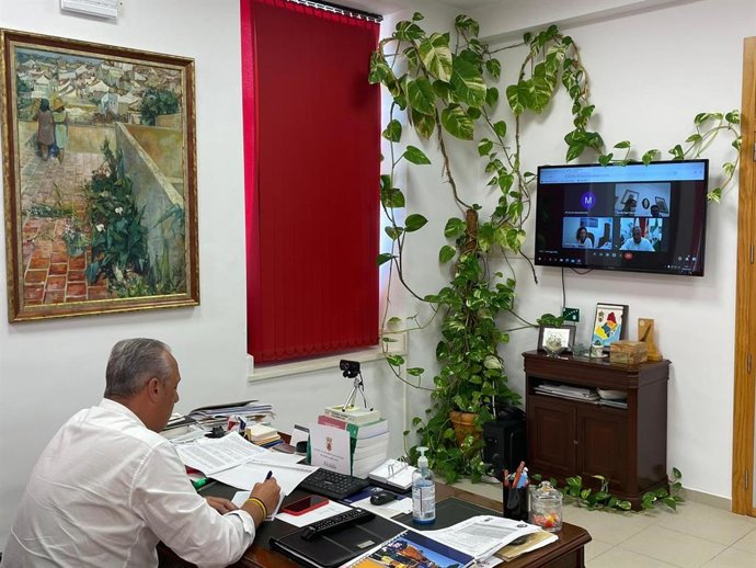 El responsable del área de Servicios Económicos de Diputación de Cádiz, Juan Carlos Ruiz Boix, durante la reunión telemática con el alcalde de Algar, José Carlos Sánchez.