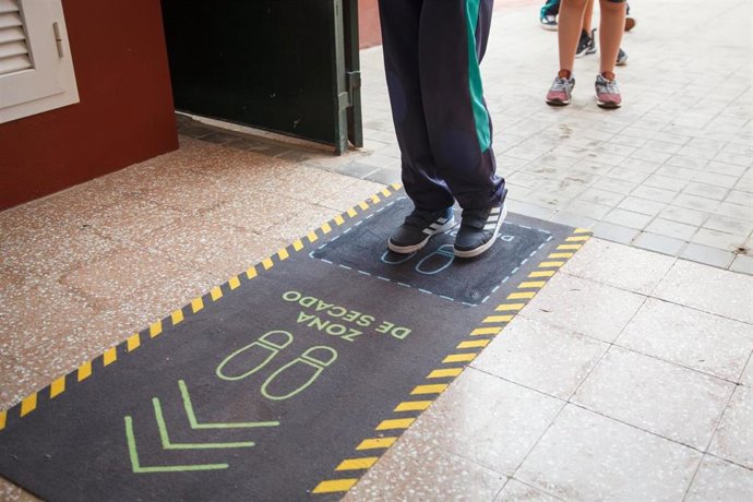 Archivo - Menor entrando en un centro educativo, colegio