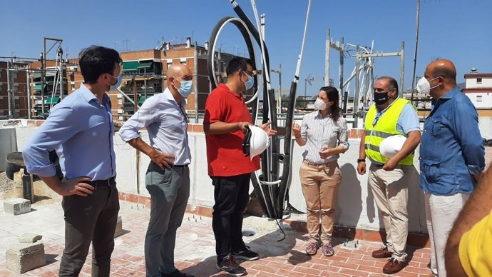 La delegada de Fomento, Infraestructuras y Ordenación del Territorio de la Junta en Córdoba, Cristina Casanueva, visita las obras de rehabilitación de un edificio en la calle Pintor Losada.