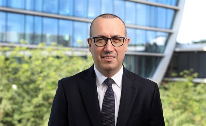 El consejero delegado de BBVA, Onur Gen, frente al edificio de La Vela en Madrid.