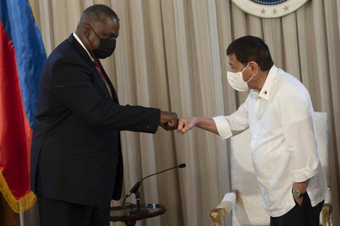 El presidente de Filipinas, Rodrigo Duterte, con el secretario de Defensa de EEUU, Lloyd Austin 