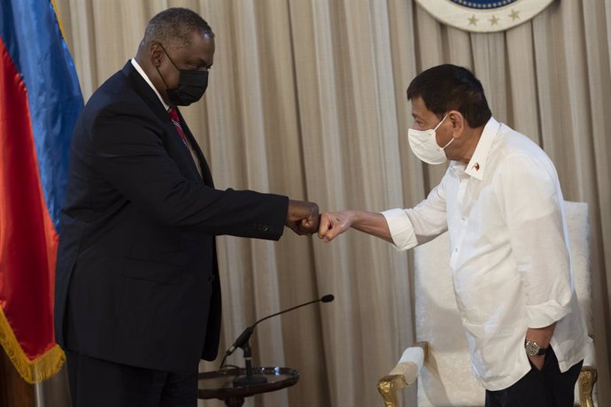 HANDOUT - 29 July 2021, Philippines, Manila: Filipino President Rodrigo Duterte (R) receives USSecretary of Defence Lloyd Austin prior to their meeting. Photo: Chad J. Mcneeley/US Secretary of Defence/dpa - ATTENTION: editorial use only and only if the