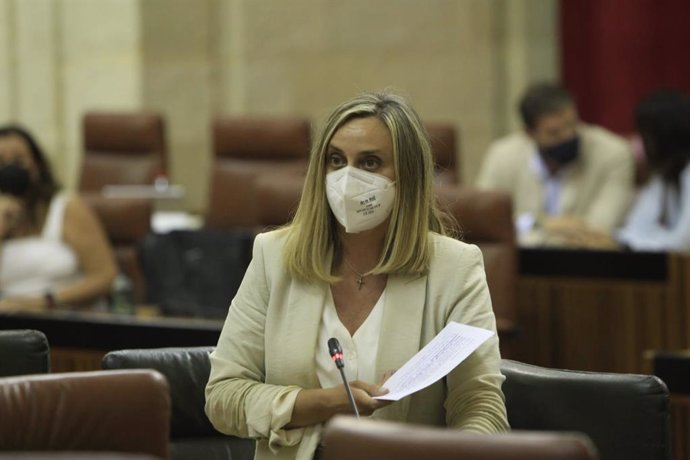 La consejera de Fomento, Infraestructuras y Ordenación del Territorio, Marifrán Carazo, en el Parlamento andaluz.