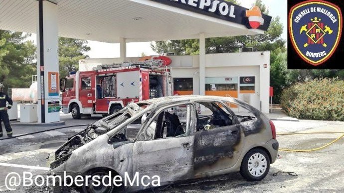 Coche calcinado en una gasolinera de Llucmajor.
