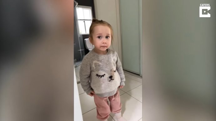 "Ha Sido Papá": Así De Segura Afirma Esta Niña Que Su Padre Es El Autor De Una Sospechosa Pintada En La Pared