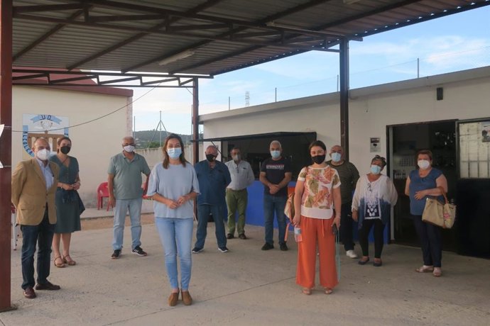 Archivo - La portavoz municipal del PSOE, Iabel Ambrosio, y la edil Carmen Victoria Campos en una reunión de trabajo con el Consejo de Distrito de la barriada periférica de Alcolea.