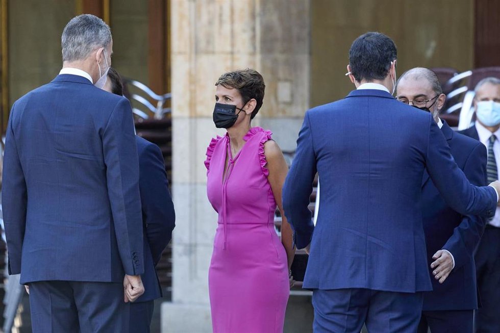 (I-D) El Rey Felipe VI; la presidenta de Navarra, María Chivite; el presidente del Gobierno, Pedro Sánchez, y el presidente de Aragón, Javier Lambán, se saludan tras su llegada a la Plaza Mayor de Salamanca para celebrar la XXIV Conferencia de President