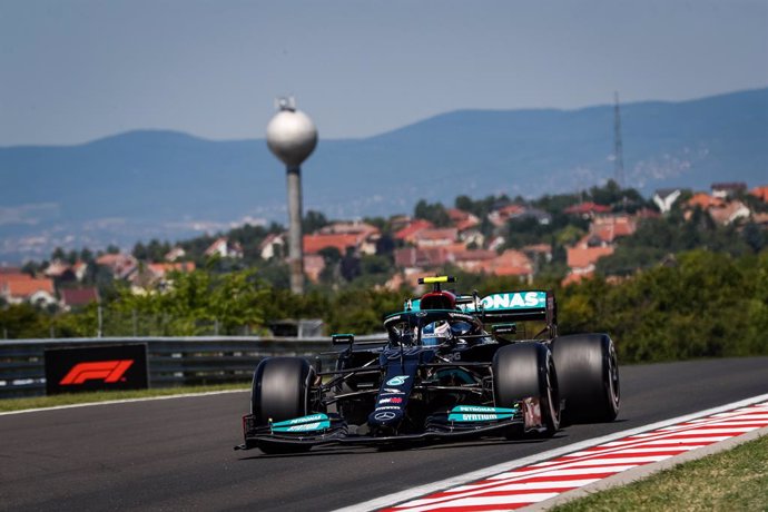 77 BOTTAS Valtteri (fin), Mercedes AMG F1 GP W12 E Performance, action during the Formula 1 Magyar Nagydij 2021, Hungarian Grand Prix, 11th round of the 2021 FIA Formula One World Championship from July 30 to August 1, 2021 on the Hungaroring, in Mogyor
