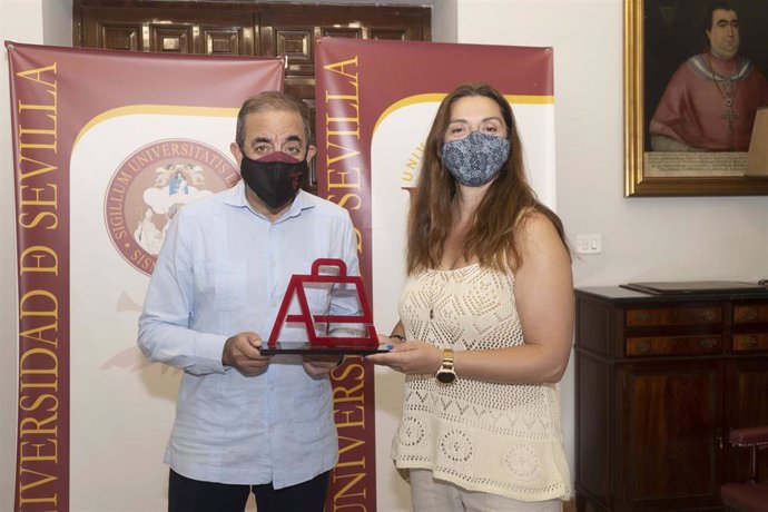 El rector de la Universidad de Sevilla junto a Pilar Manchón en la entrega del premio Alumni Us