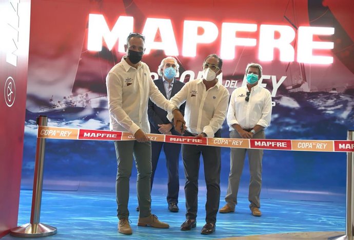Óscar Celada (izqda.) y Emerico Fuster (dcha.) cortando la cinta de inauguración hoy en el RCNP.