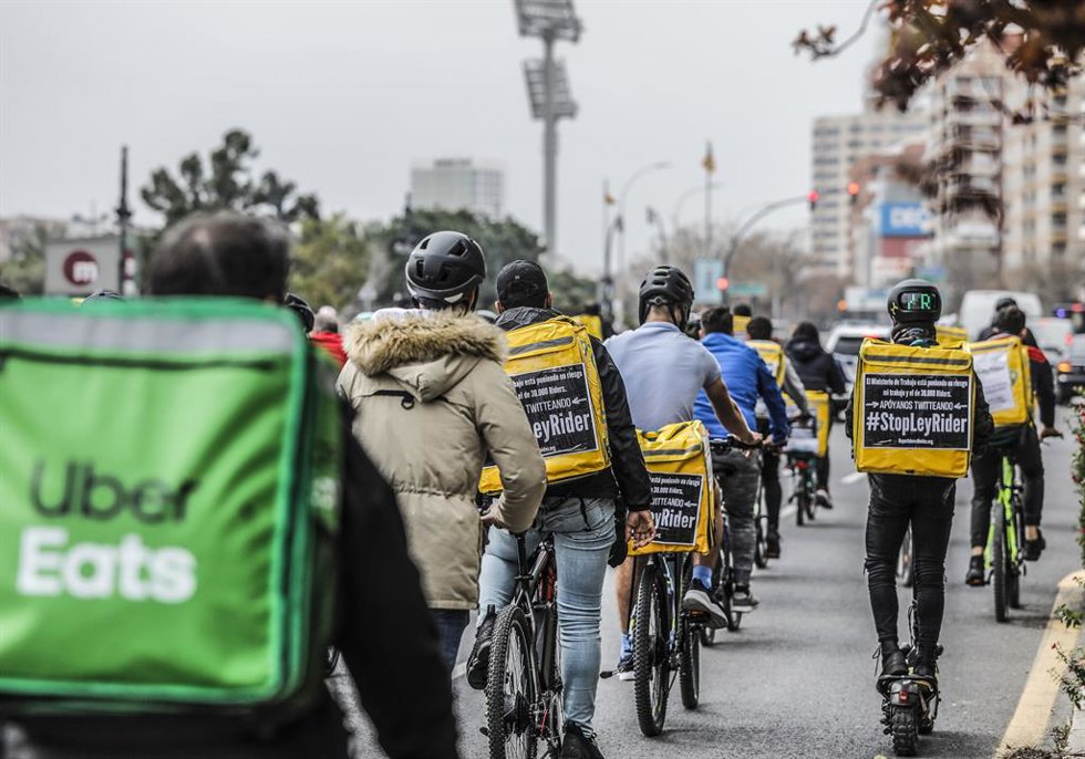 Archivo - Varios 'riders' participan en una manifestación de repartidores a domicilio, en Valencia, Comunidad Valenciana (España), a 3 de marzo de 2021. Más de 2.000 'riders' han reclamado en más de 10 ciudades españolas al Gobierno su "legítimo derecho