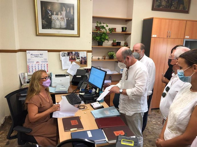 Diputados del PP registrando el escrito para lograr el cese del presidente de Melilla