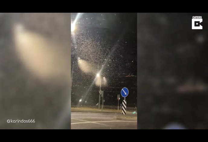 No es nieve, no es granizo, no es polen; son un montón de moscas de mayo volando por las calles de Mogilve, Bielorrusia