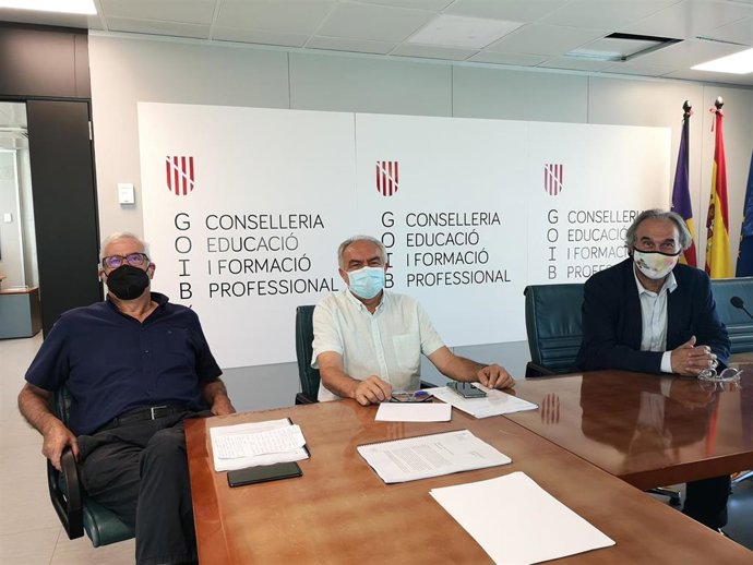 El conseller de Educación y Formación Profesional, Martí March, acompañado del secretario general, Tomeu Barceló, se ha reunido este viernes con el exconseller Dami Pons.