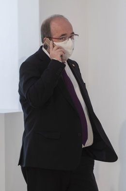 El ministro de Cultura y Deporte, Miquel Iceta, habla por teléfono a su llegada al acto de toma de posesión de altos cargos del Ministerio de la Presidencia, Relaciones con las Cortes y Memoria Democrática y del de Cultura y Deporte, a 28 de julio de 20