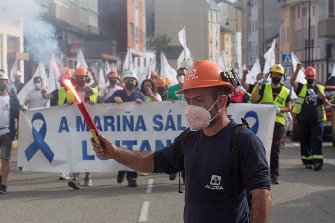 Trabajadores de Alcoa se manifiestan para defender el futuro de la fábrica de aluminio en San Cibrao, a 19 de julio de 2021, en San Cibrao, Cervo Lugo, Galicia (España). 