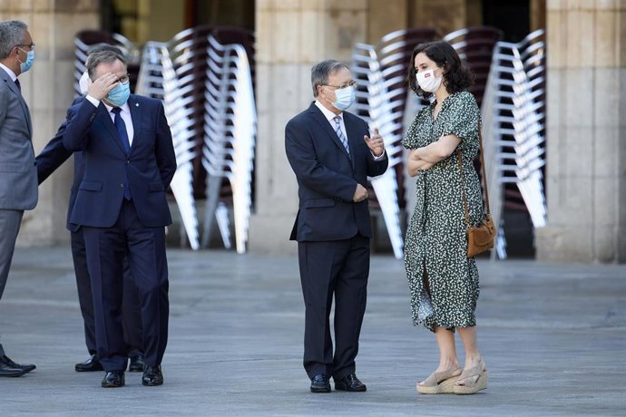 El presidente de Ceuta, Juan Jesús Vivas (2d), y la presidenta de la Comunidad de Madrid, Isabel Díaz Ayuso (1d), conversan a su llegada a la Plaza Mayor de Salamanca para celebrar la XXIV Conferencia de Presidentes.