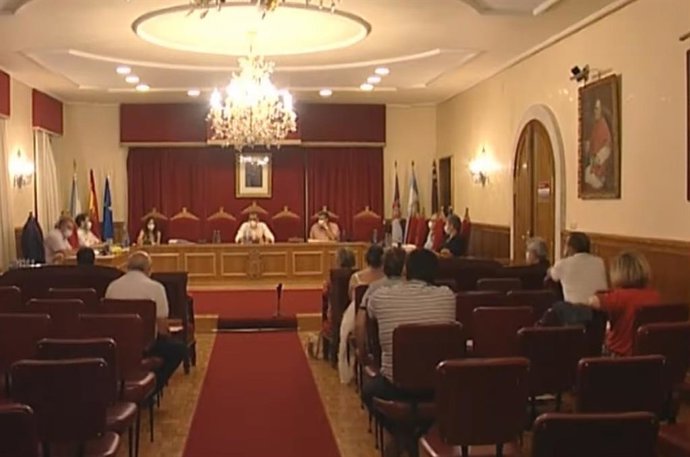 La corporación municipal de Tui durante el pleno