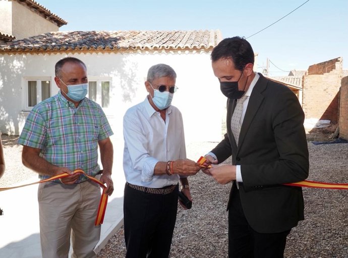 Íscar (d) inaugura el nuevo Centro Multifuncional de Gatón de Campos (Valladolid).