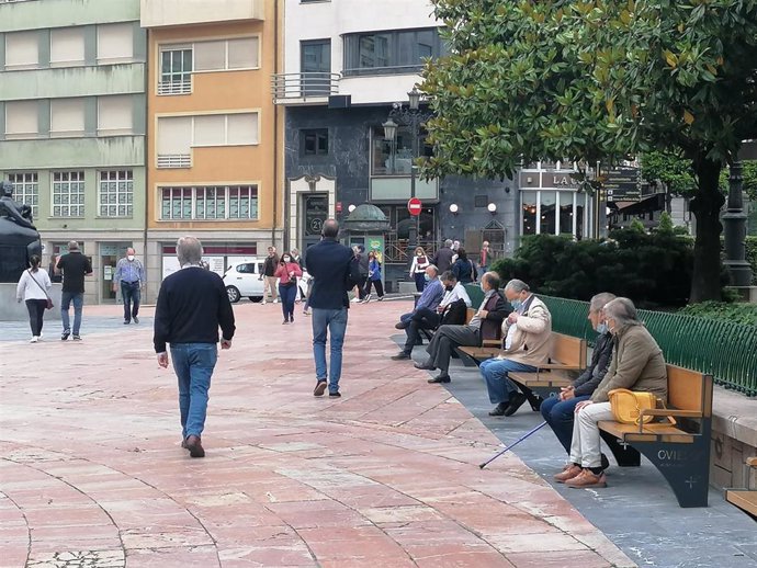 Archivo - Gente por la calle en Oviedo.