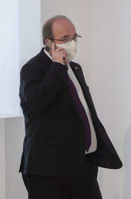 El ministro de Cultura y Deporte, Miquel Iceta, habla por teléfono a su llegada al acto de toma de posesión de altos cargos del Ministerio de la Presidencia, Relaciones con las Cortes y Memoria Democrática y del de Cultura y Deporte, a 28 de julio de 20