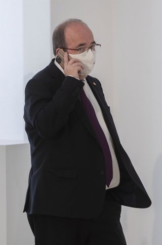 El ministro de Cultura y Deporte, Miquel Iceta, habla por teléfono a su llegada al acto de toma de posesión de altos cargos del Ministerio de la Presidencia, Relaciones con las Cortes y Memoria Democrática y del de Cultura y Deporte, a 28 de julio de 2021