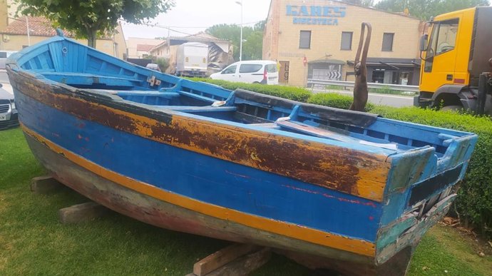 La patera, protagonista principal de la exposición, ya esta colocada en Puente la Reina