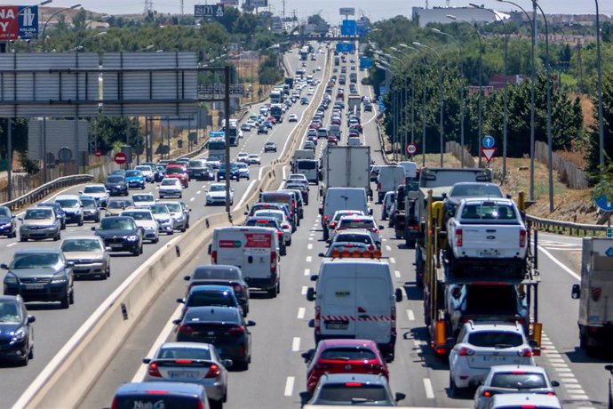 Un gran número de vehículos circula por la Autovía del Sur, a su paso por Pinto y Getafe, el día que arranca la operación salida de agosto 2021, a 30 de julio de 2021, en Madrid, (España).