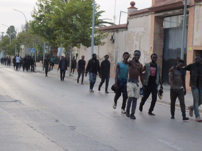 Un grupo de migrantes de origen subsahariano, caminan hacia el Centro de Estancia Temporal de Inmigrantes (CETI) de Melilla, después de haber saltado la valla con Marruecos, a 22 de julio de 2021, en Melilla (España). 