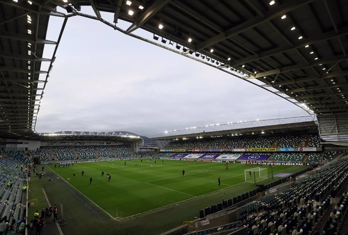 Archivo - 31 March 2021, United Kingdom, Belfast: Players warm up ahead of the 2022 FIFA World Cup European Qualifiers Group C soccer match between Northern Ireland and Bulgaria at Windsor Park. Photo: Brian Lawless/PA Wire/dpa
