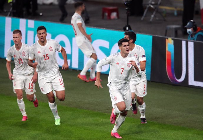 06 July 2021, United Kingdom, London: Spain's Alvaro Morata (R) celebrates scoring his side's first goal with teammates during the UEFA EURO 2020 semi final soccer match between Italy and Spain at Wembley Stadium. Photo: Nick Potts/PA Wire/dpa