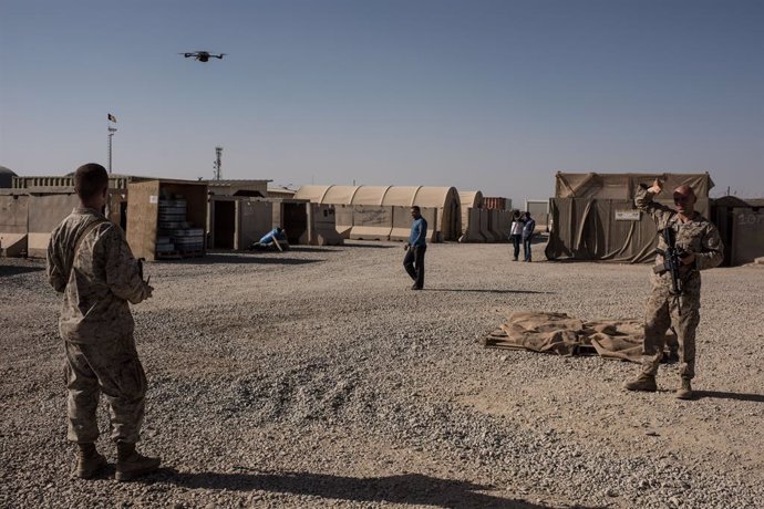 Archivo - La  marina estadounidense opera un dron de vigilancia que proporciona seguridad de base en Camp Shorab en la provincia de Helmand, Afganistán.